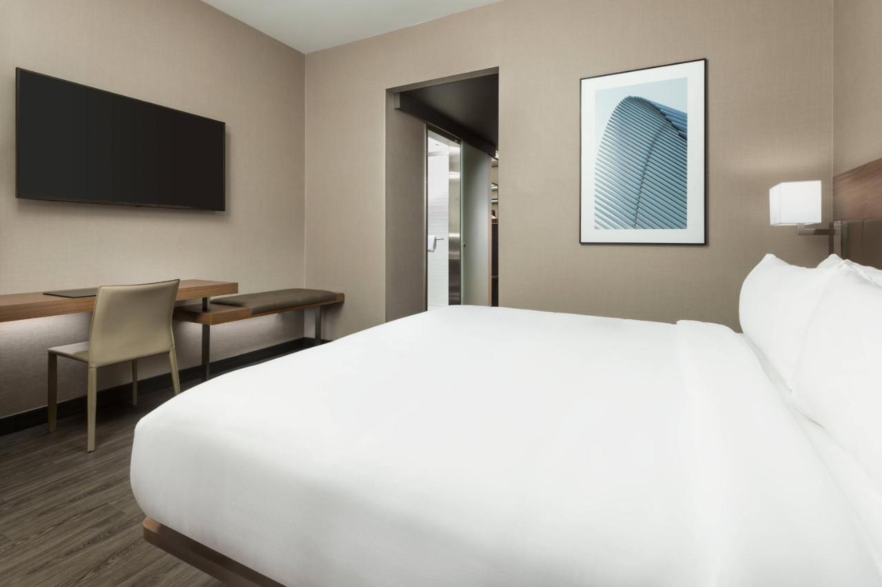 Ac Hotel By Marriott New York Times Square Екстер'єр фото